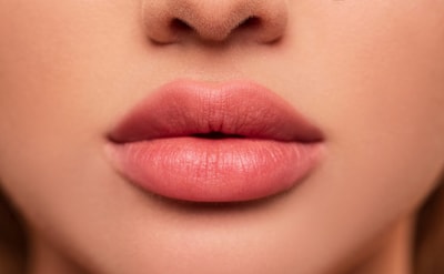 Powiększanie ust laserowe i tłuszczem – jak długo się utrzymuje efekt?