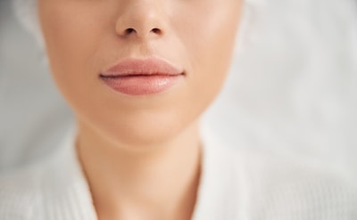 Ile kosztuje powiększanie ust? Przegląd cen zabiegów w 2025 roku